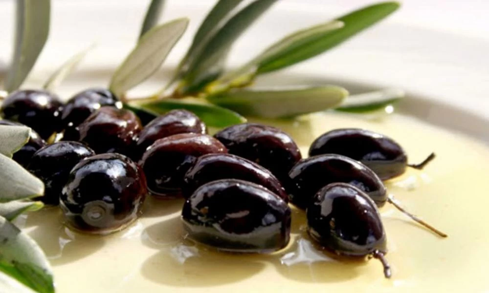 Αγοράζουν τις ελιές Καλαμών 20 φορές φθηνότερα από όσο πωλούνται!